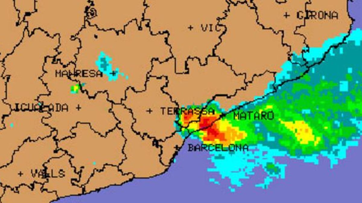 Imagen del radar de lluvias del Meteocat de las 18.45 donde se ve el epicentro de la tormenta (color rojo) en el Maresme.