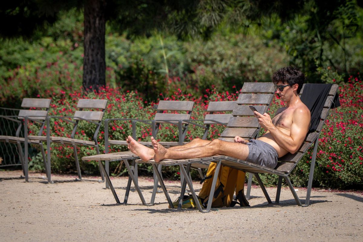 Barcelone 08/11/2025 Barcelone. Vague de chaleur, été août. Centre de Barcelone. Chaleur, température, embarras, vague de chaleur, chaleur extrême, résiste solaire, sueur, suffocation, canule, humidité, sensation thermique, climat chaud, chaleur suffocante, température élevée, été, rayonnement solaire, soleil abrasor, chaleur environnementale, chaleur corporelle, sécheresse, air chaud, chaleur suffocante, chaleur humide, chaleur sèche, chaleur intense, coup de chaleur. Auteur: Manu Mitru