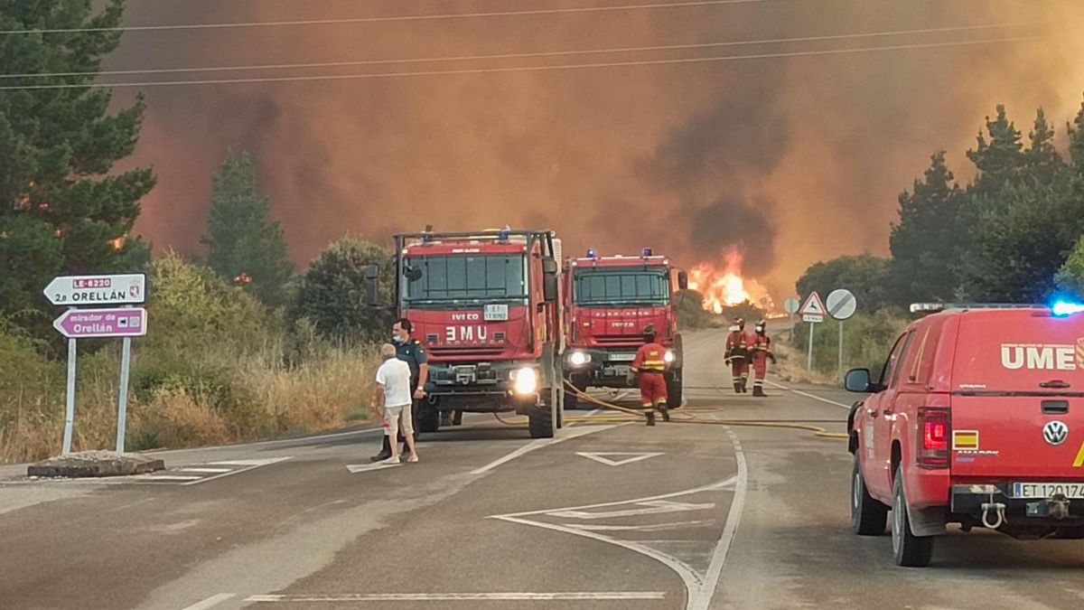 Miembros de la Unidad Militar de Emergencias (UME) combaten las llamas en la localidad de Las Médulas, en la comarca leonesa de El Bierzo.