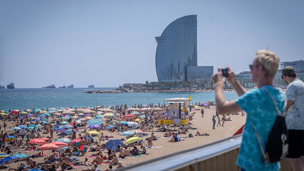 Bañistas en una playa de Barcelona.