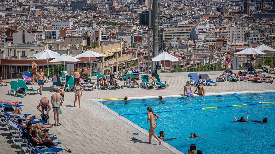 Ambiente de calor y piscinas llenas en Montjuïc (Barcelona).