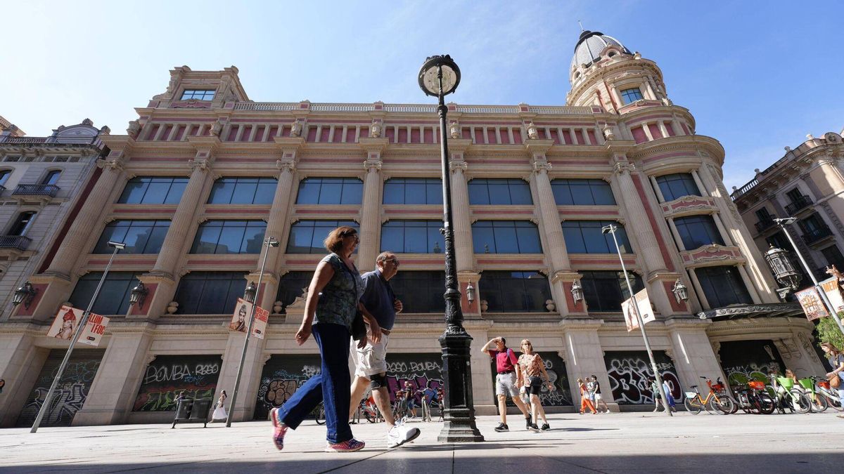 Edificio que albergó El Corte Inglés en el Portal de l'Àngel, cerrado a cal y canto, el pasado viernes.