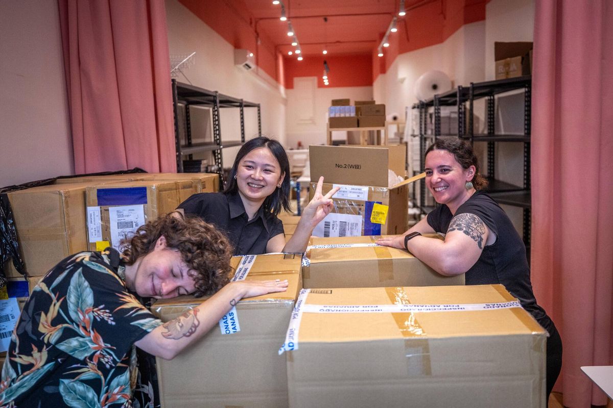 Barcelone 09/03/2025 sur des photos de Barcelone pour le comptoir. Jingjing Yang, fondateur de la papeterie Entropy. C'est le seul point de vente officiel en Espagne des agendas japonais de Hobonichi, Virles avec la liste d'attente. Auteur: Jordi Otix