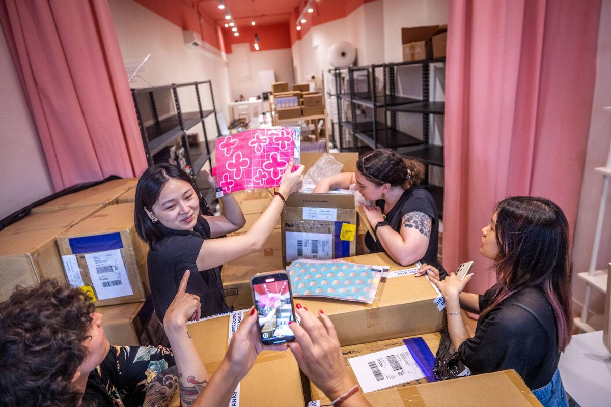 Barcelone 09/03/2025 sur des photos de Barcelone pour le comptoir. Jingjing Yang, fondateur de la papeterie Entropy. C'est le seul point de vente officiel en Espagne des agendas japonais de Hobonichi, Virles avec la liste d'attente. Auteur: Jordi Otix