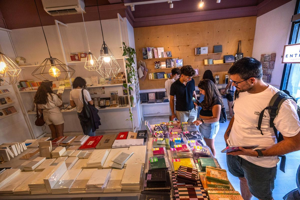 Barcelone 09/03/2025 sur des photos de Barcelone pour le comptoir. Jingjing Yang, fondateur du journal Entropãa. C'est le seul point de vente officiel en espagnol des agendas japonais de Hobonichi, Virles avec la liste d'attente. Auteur: Jordi Otix