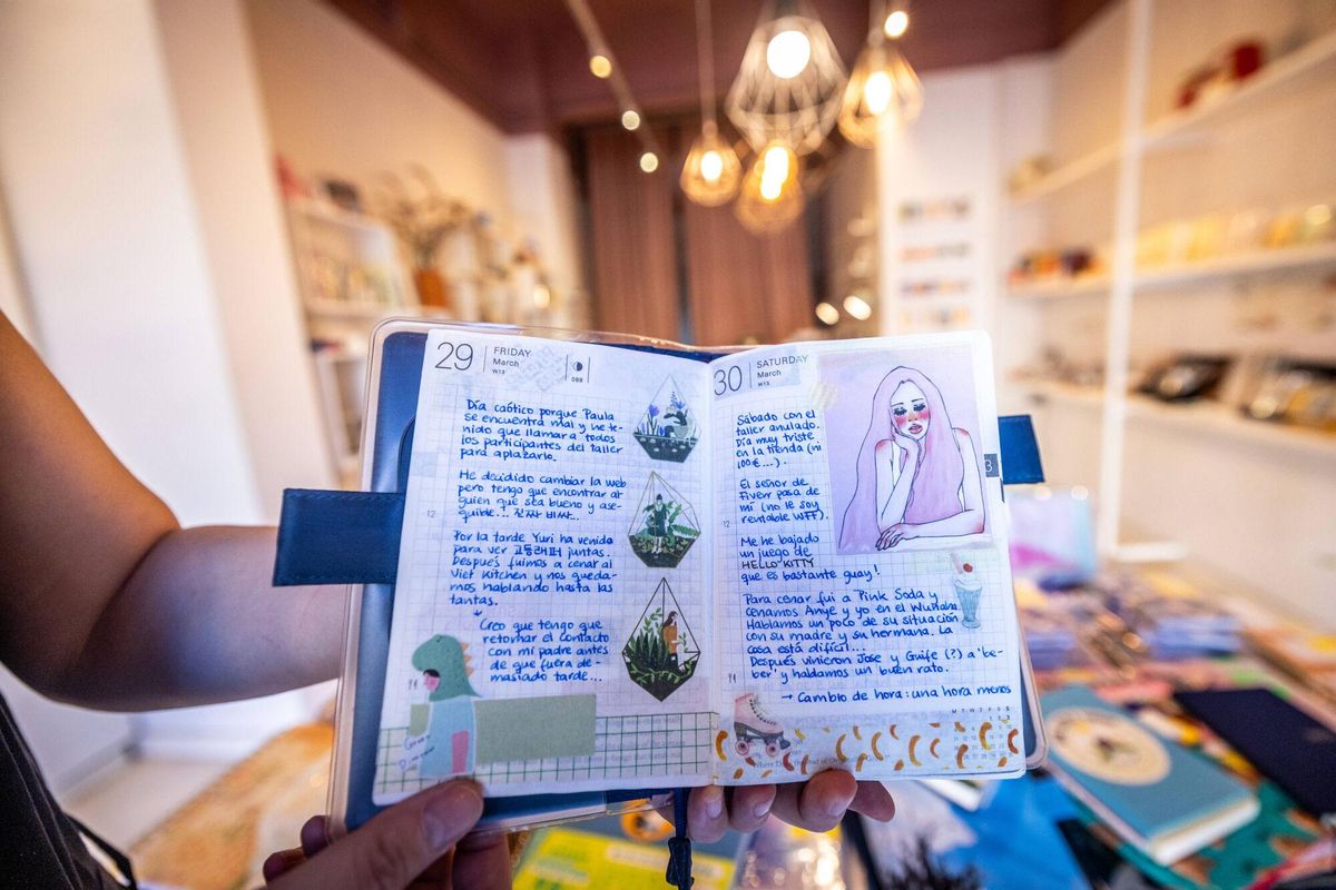 Barcelone 09/03/2025 sur des photos de Barcelone pour le comptoir. Jingjing Yang, fondateur de la papeterie Entropy. C'est le seul point de vente officiel en Espagne des agendas japonais de Hobonichi, Virles avec la liste d'attente. Auteur: Jordi Otix