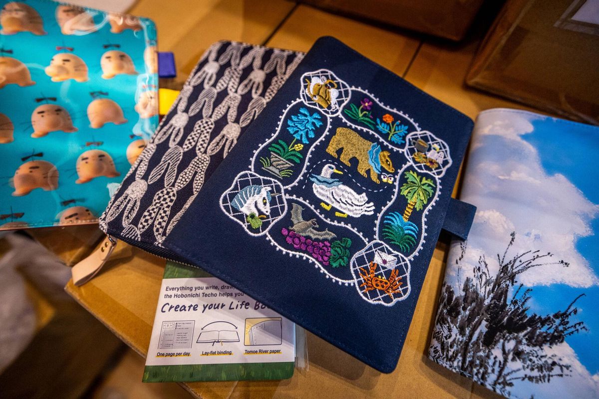 Barcelone 09/03/2025 sur des photos de Barcelone pour le comptoir. Jingjing Yang, fondateur de la papeterie Entropy. C'est le seul point de vente officiel en Espagne des agendas japonais de Hobonichi, Virles avec la liste d'attente. Auteur: Jordi Otix