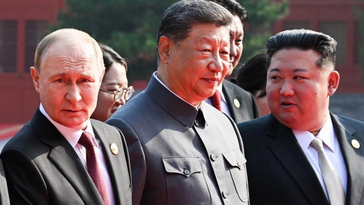 El líder chino, Xi Jinping, con Vladimir Putin y el norcoreano Kim Jong Un en el desfile militar en Pekín el 3 de septiembre
