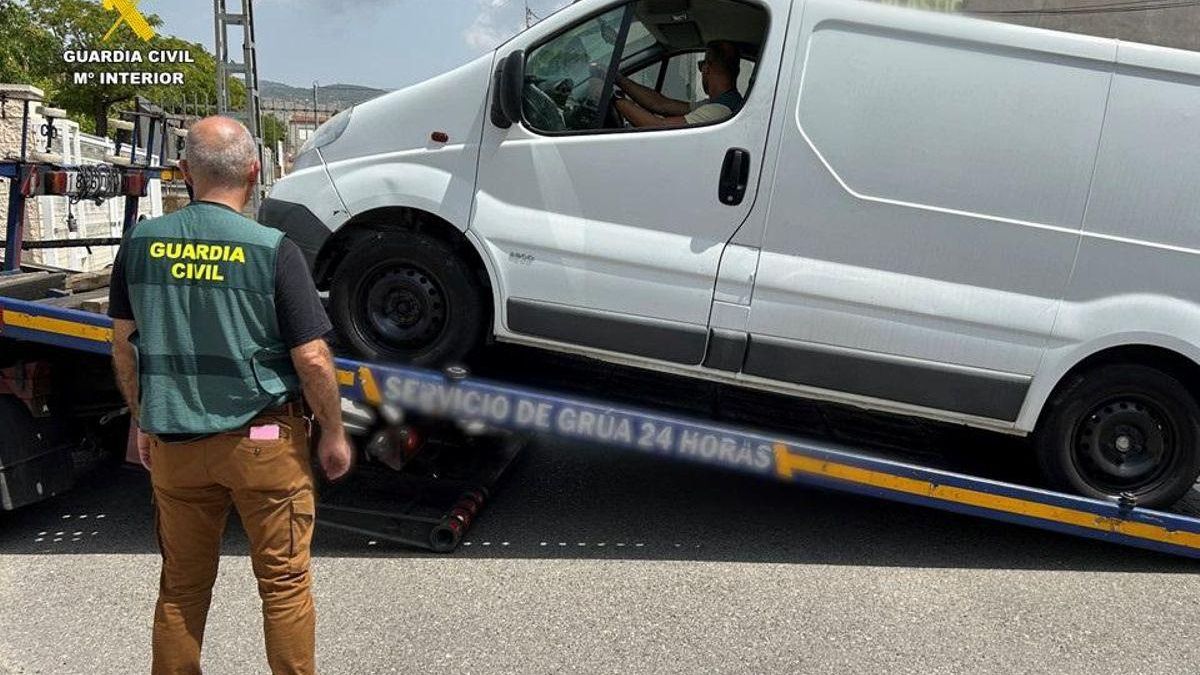 La Guardia Civil ha decomisado tres furgonetas en el registro del taller del investigado.