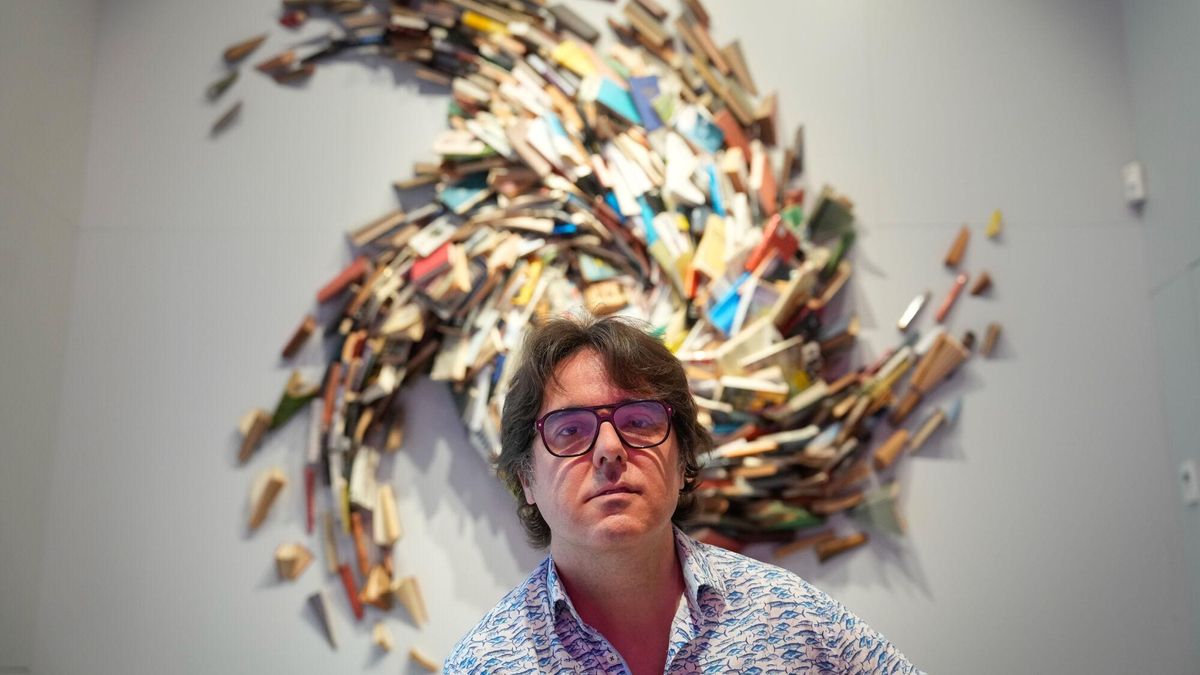 El escritor Melcior Comes presenta la novela 'L'home que va vendre el món' en la Llibreria Ona Claris en Barcelona