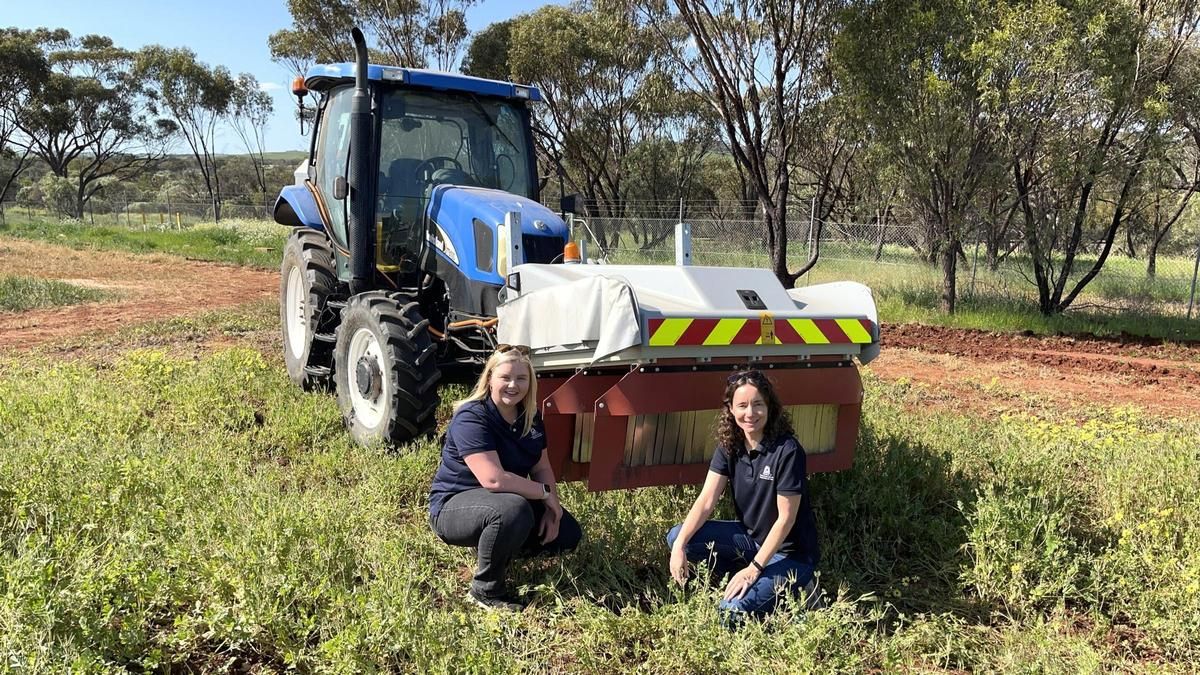 Por la izquierda, Miranda Slaven y Catherine Borger, junto al tractor que utilizaron en la investigación.