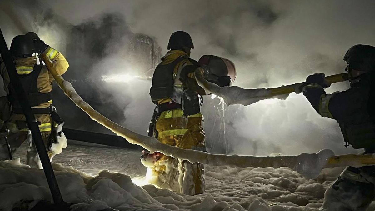 Extinción de un fuego tras un ataque ruso en Kiev.