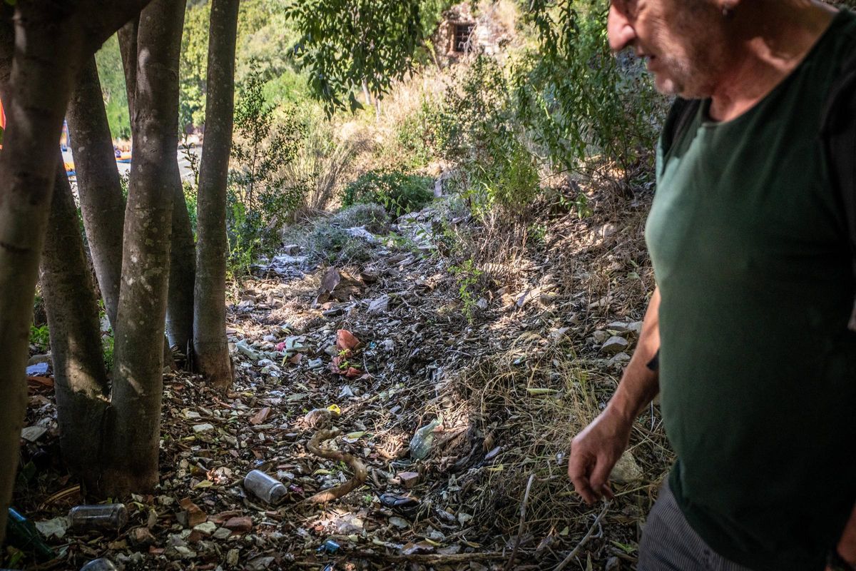 Bateaux, plastique, débris et autres déchets entre les mauvaises herbes où l'ancien monastère de Sant Jeroni de la Vall D'Hebron, à Barcelone.