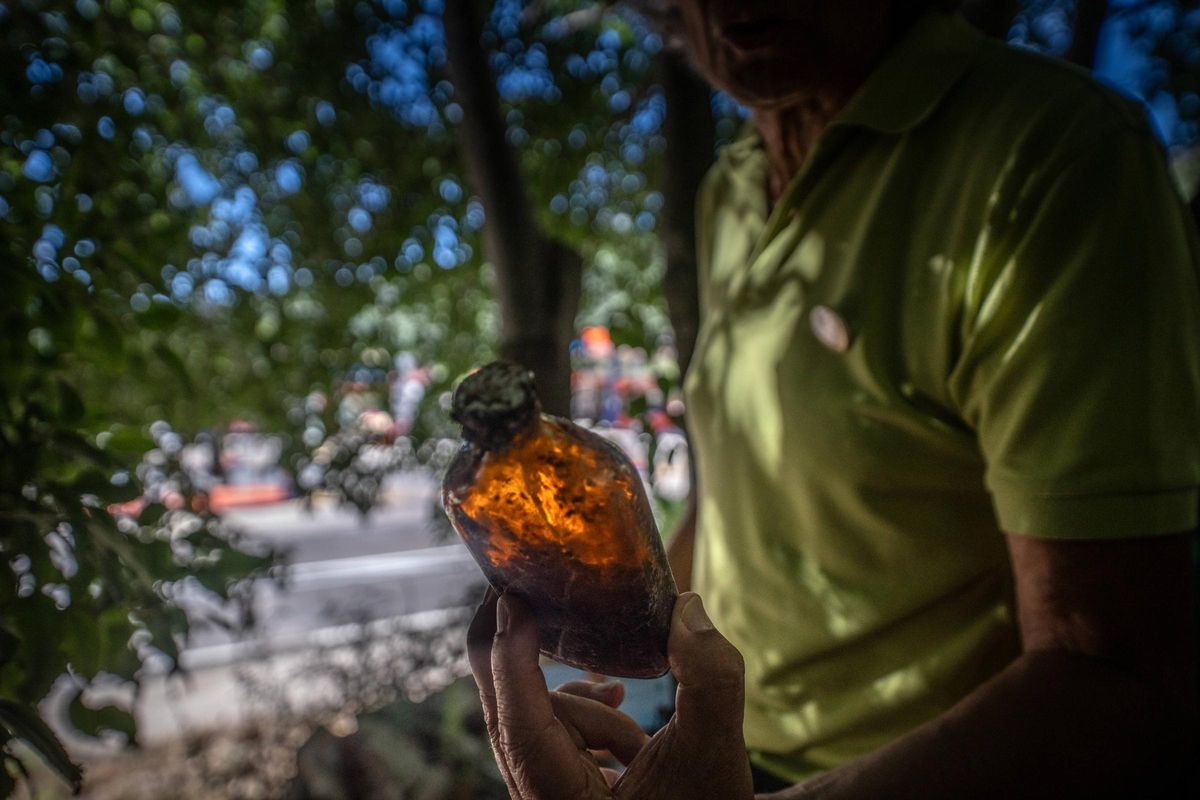 L'une des bouteilles en verre situées entre les ruines du vieux monastère de Sant Jeroni de la Vall D'Hébron, à Barcelone.