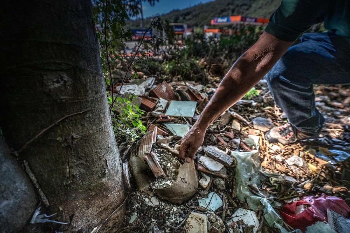 Un sac de travail enterré et d'autres débris sur le terrain où les ruines de l'ancien monastère de Sant Jeroni de la Vall d'Hébron se trouvent à Barcelone.