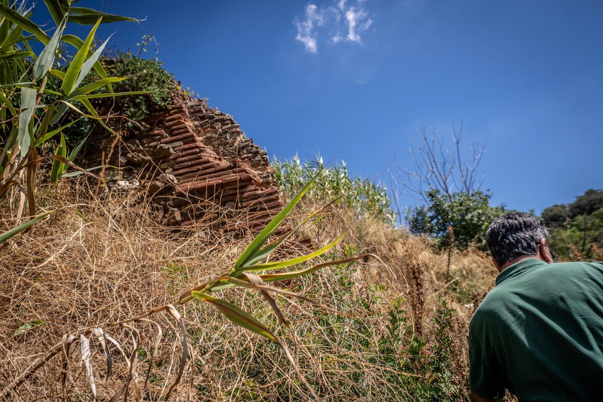 Un contrefort de l'ancien monastère, visible dans un talus de la Sierra de Collserla, à Barcelone.