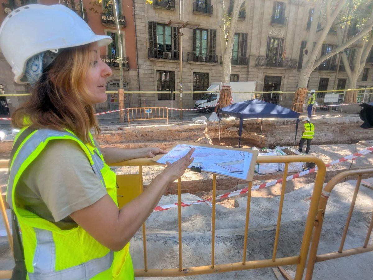 L'archéologue Irene Cruz, directrice de l'excavation, explique les résultats.