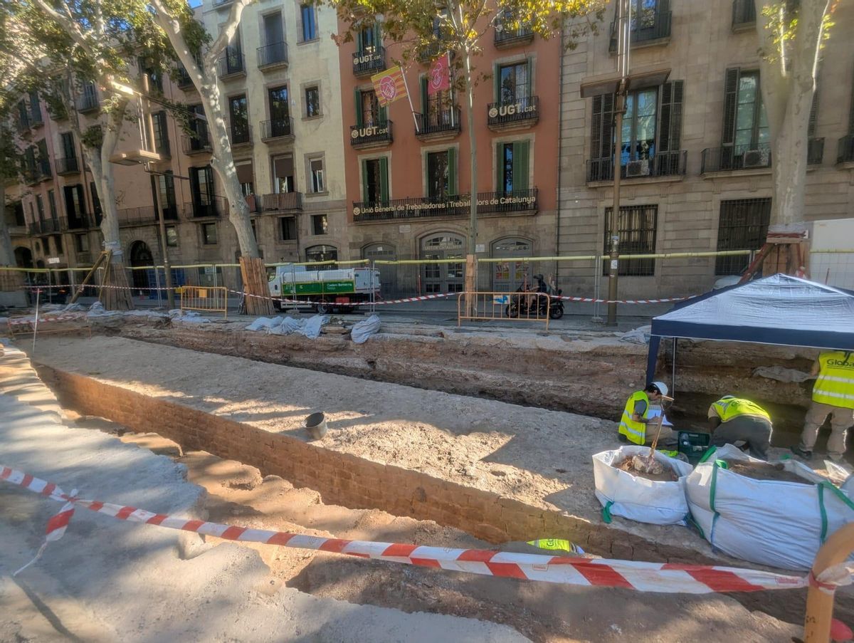 Disposition très visible du mur du XIVe siècle à Las Ramblas, qui en deux semaines sera à nouveau couverte.