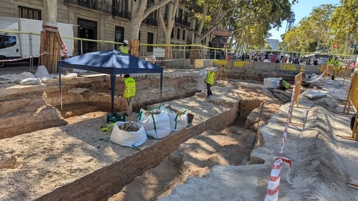Muralla del siglo XIV excavada durante las obras de las Ramblas.