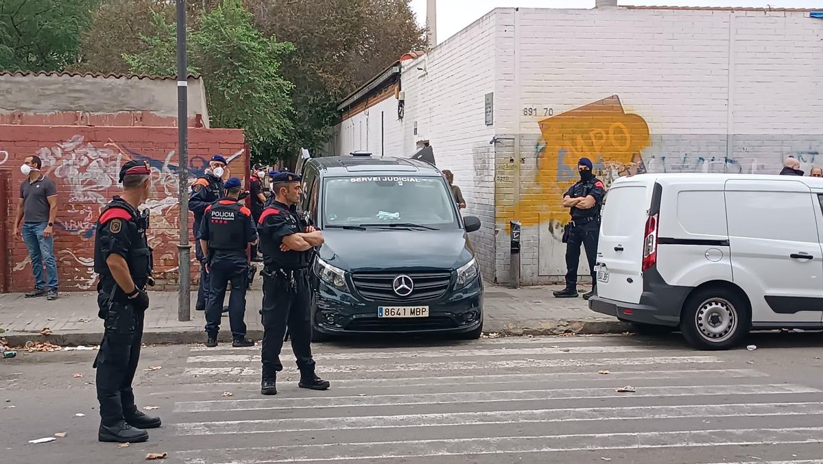 Dispositif de police devant Badalona B-9, après un coup de couteau mortel à l'intérieur du dernier 28 août