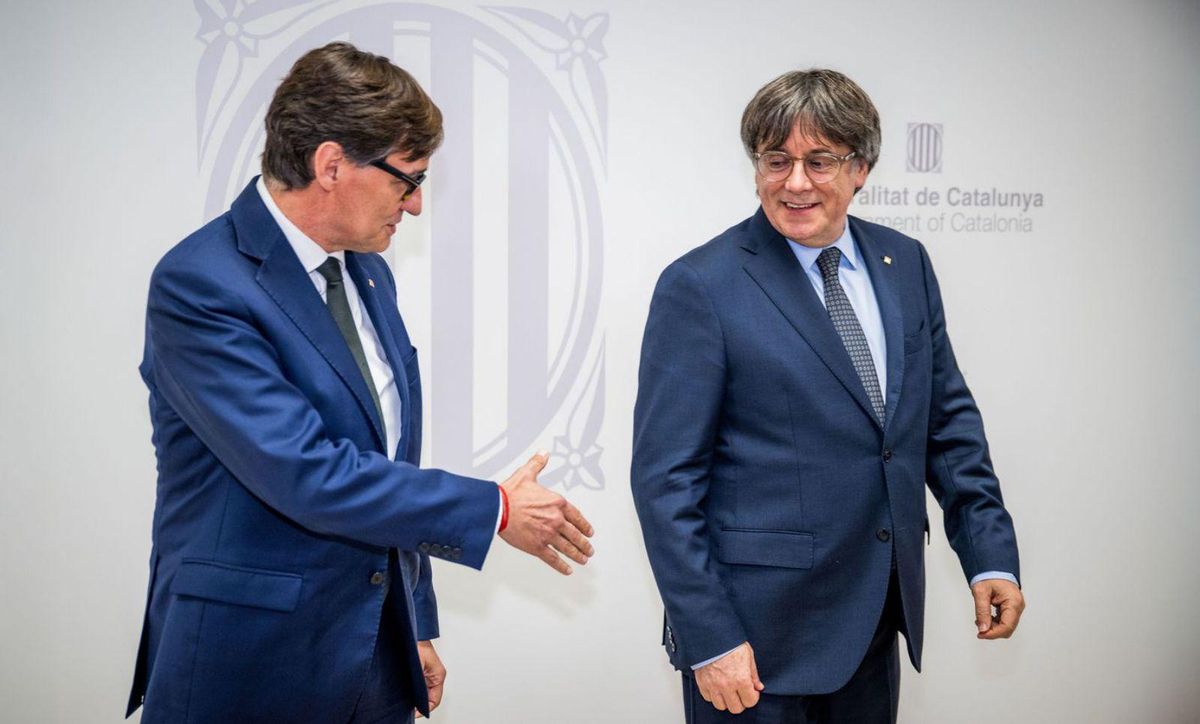 Le président Salvador Illa Allarga La Mà au chef de Junts, Carles Puigdemont, Dimrets Passat à Brussel·les. | Jasper Jacobs / Europa Press