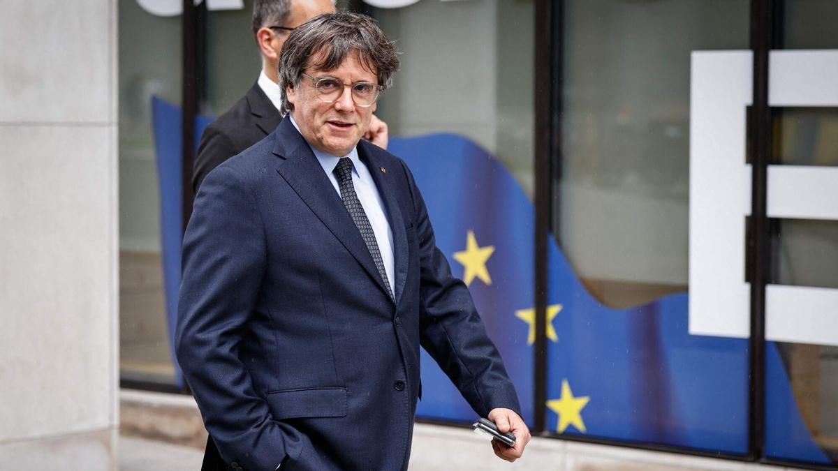 Carles Puigdemont, expresidente de la Generalitat y eurodiputado, a su llegada este martes 2 de septiembre de 2025 a la Delegación del Gobierno de Cataluña ante la Unión Europea, en Bruselas, para reunirse con el president Salvador Illa. Simon Wohlfahrt / AFP
