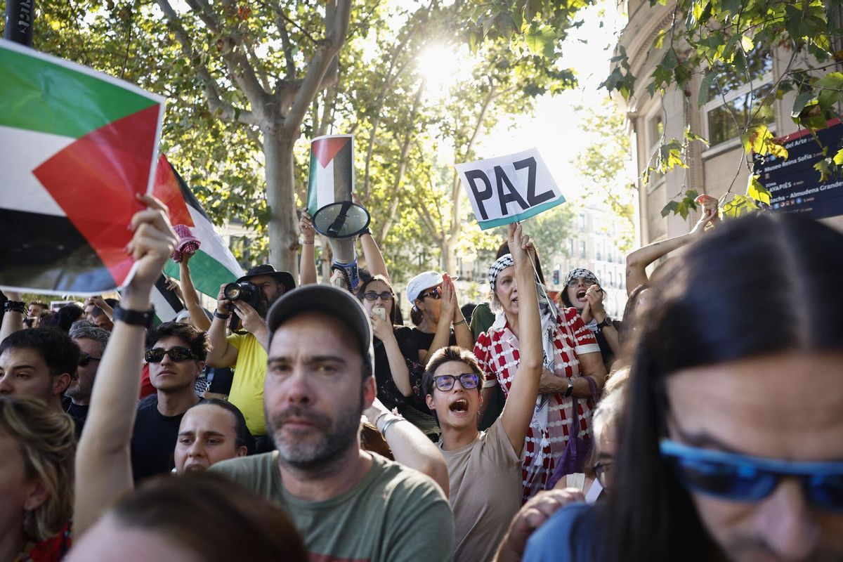 La multitude de manifestants envahissent les zones de la route de retour