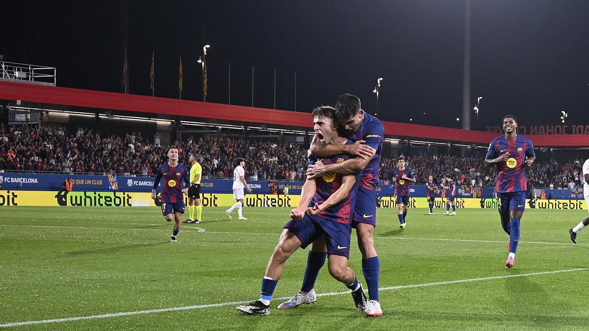 Fermín celebra su segundo gol con Gerard Martín en el partido disputado en el estadio Johan Cruyff de Sant Joan Despí.