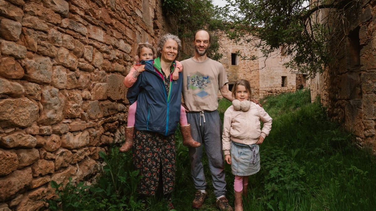 Los holandeses Maaike Geurts y Tibor Strausz, en el pueblo de Bárcena de Bureba, en Burgos, que han comprado, junto con sus dos hijas.