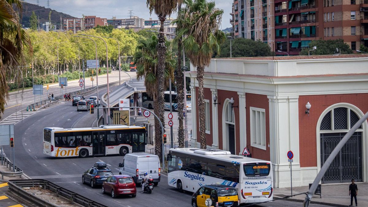 Autobuses interurbanos llegando a la estación Fabra i Puig de Barcelona, donde paran 48 líneas interurbanas.
