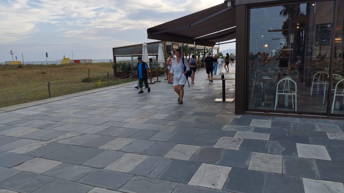 Una de las terrazas de la primera fase del paseo marítimo incluidas en la sentencia del TSJC.