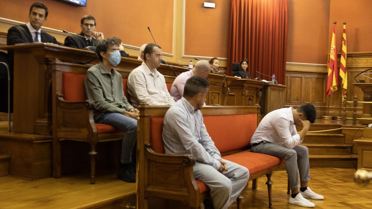 La 'manada' de Castelldefels reconoce la violación de tres jóvenes y sus miembros logran una importante rebaja de la condena
