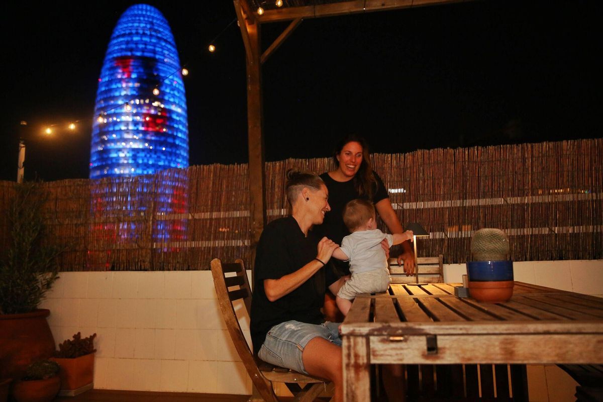 Barcelone 15/09/2025 Barcelone. 20e anniversaire de la tour Glòries. Recréation de la photographie publiée par le journal en 2005, où deux voisins qui vivaient dans une sur-la tour de la tour sont apparus (demandez la photo originale de Gisela Macedo). La photo ira dans le journal du lendemain, mardi 16. Photo d'Elisenda Pons