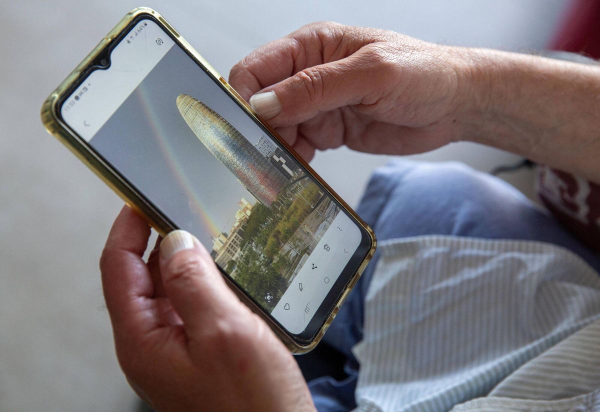 Barcelone 11/09/2025 Barcelone Report 20e anniversaire de la Tour Glòries, discutant avec des voisins qui ont vécu il y a 20 ans sa construction et sa inauguration. Photos de Mamen et Carmen leur fille à la maison d'Antonia et de Llois de Castillejos Street 183, sur la photo d'Izda à Dcha Antonia, Mamen, Llois et Carmen Photo Elisenda Pons
