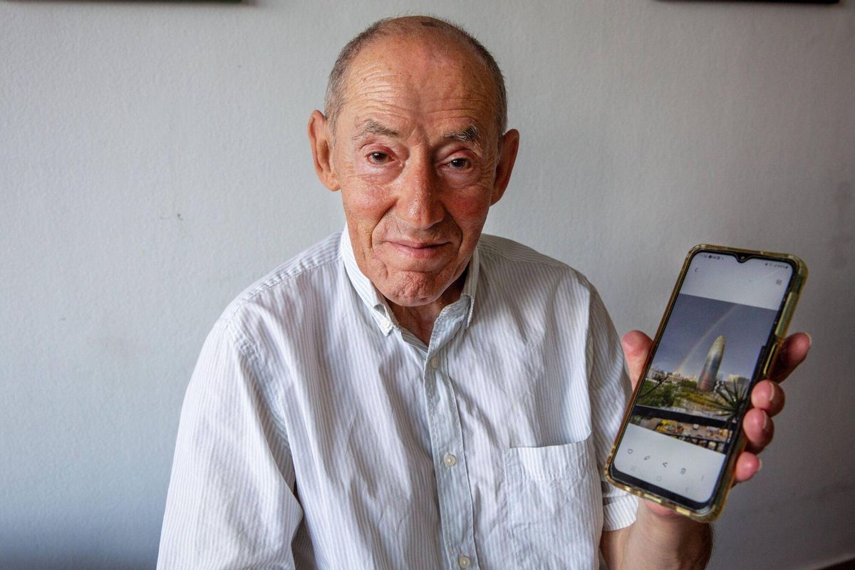 Barcelone 11/09/2025 Barcelone Report 20e anniversaire de la Tour Glòries, discutant avec des voisins qui ont vécu il y a 20 ans sa construction et sa inauguration. Photos de Mamen et Carmen leur fille à la maison d'Antonia et de Llois de Castillejos Street 183, sur la photo d'Izda à Dcha Antonia, Mamen, Llois et Carmen Photo Elisenda Pons