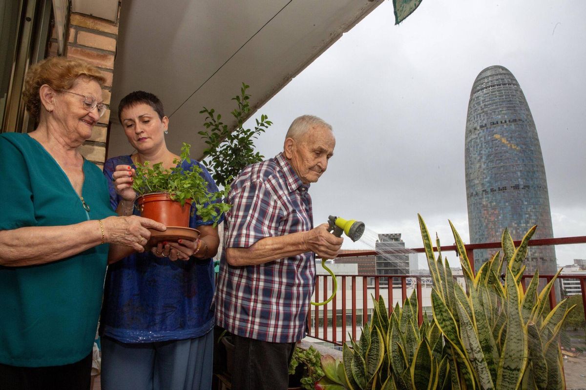 Barcelone 11/09/2025 Barcelone Report 20e anniversaire de la Tour Glòries, discutant avec des voisins qui ont vécu il y a 20 ans sa construction et sa inauguration. Photos d'Elena et de ses parents Photo Elisenda Pons