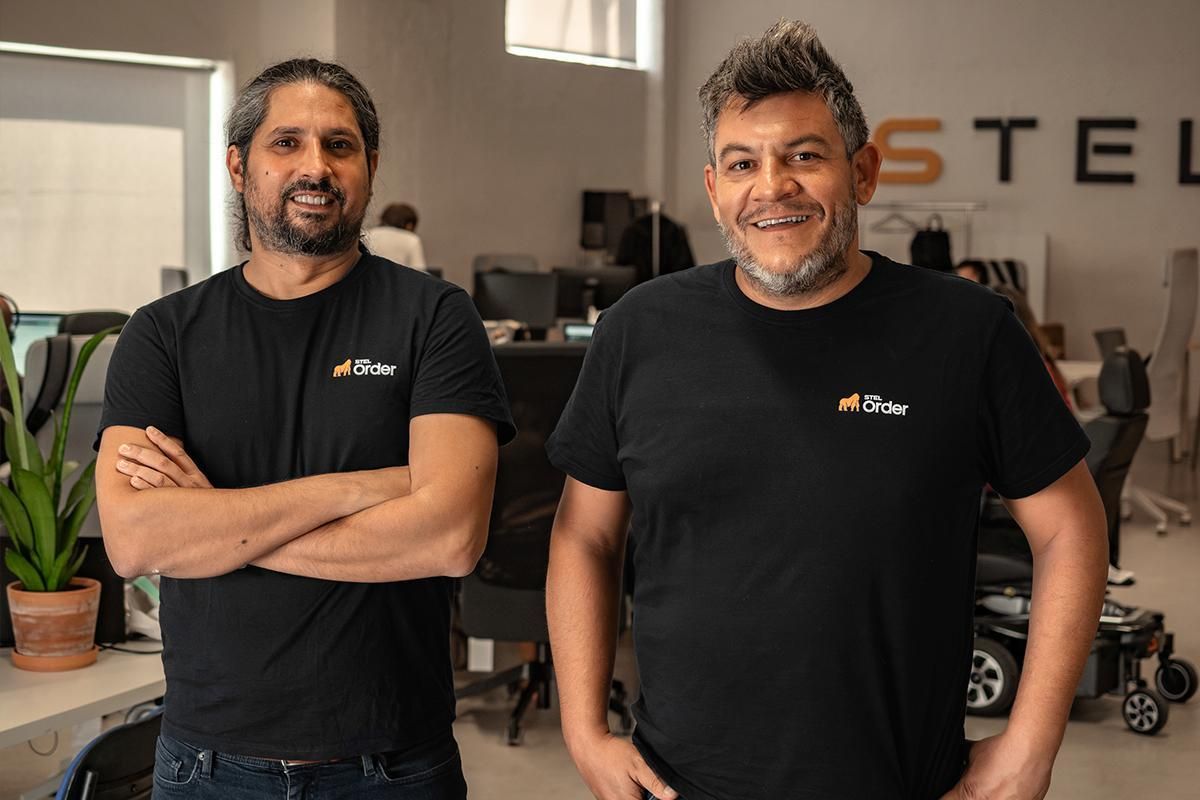 Alberto Abad et Jesús Mora, PDG de Stel ordonnent dans leurs bureaux