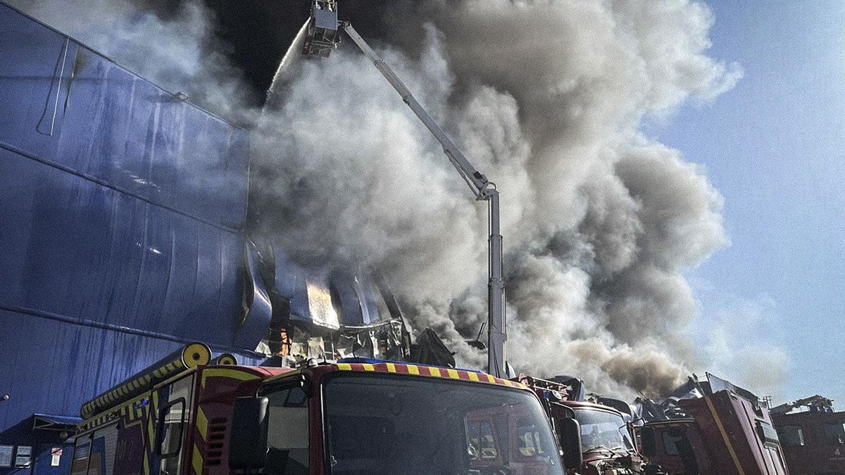 Edificio en llamas en Kiev tras sufrir un ataque con un dron ruso.
