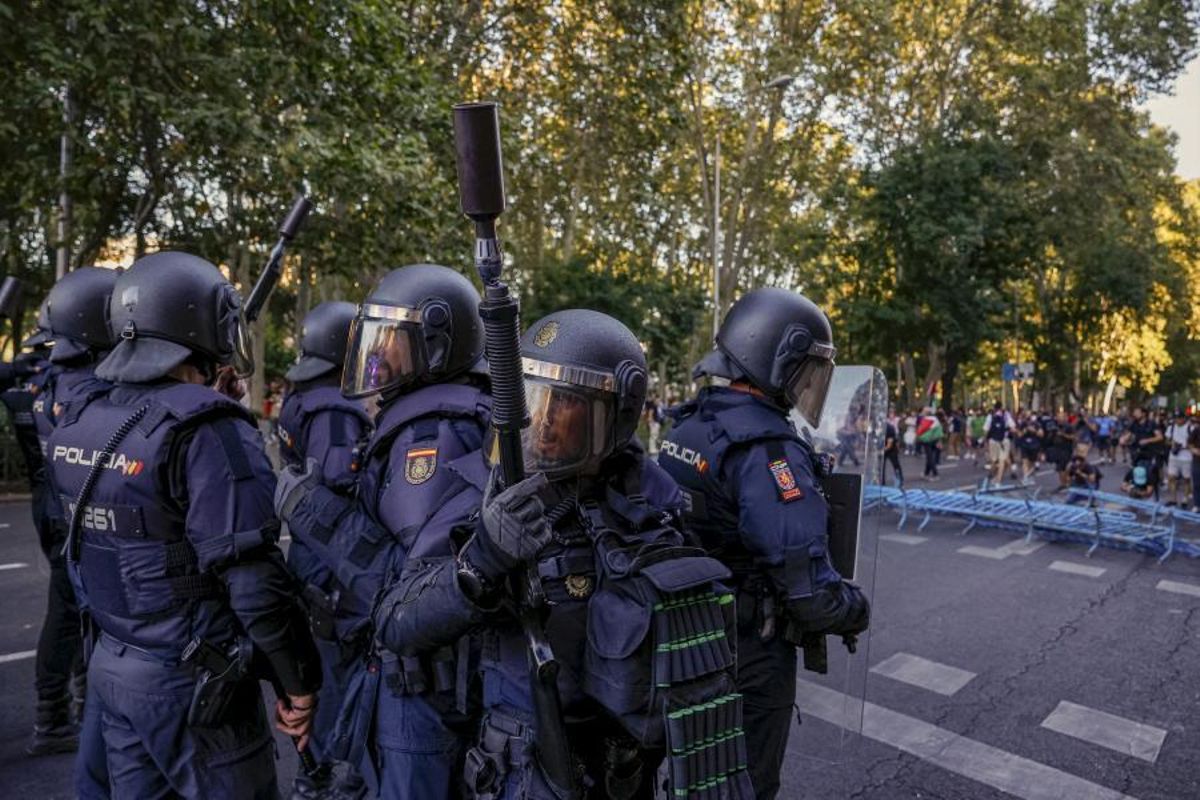 Un groupe de rolturibiens de la police nationale, sur le Prado Paseo à Madrid ce dimanche.