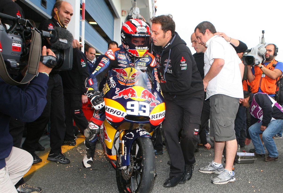 Emilio Alzamora encourage son élève Marc Márquez à jouer, dans Estoril-2010, l'une de ses victoires les plus emblématiques.