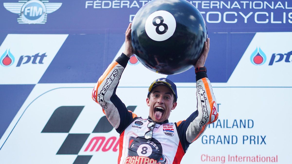 Marc Márquez celebra su octavo título con la bola del 8 de billar