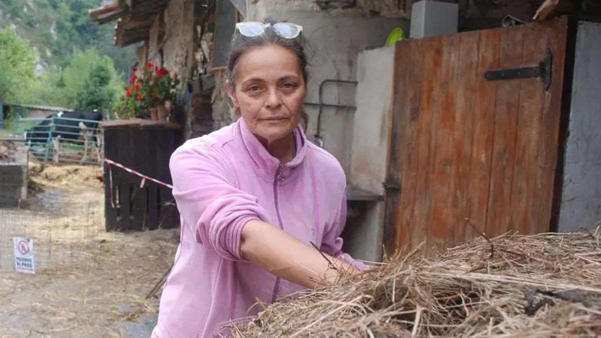 María del Mar Berjón, ayer, junto a la cuadra donde tiene sus vacas