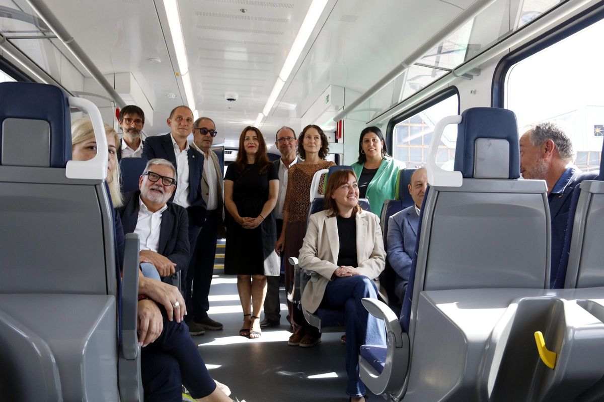 Paneque, Larrosa et le reste des autorités à l'intérieur du nouveau train.