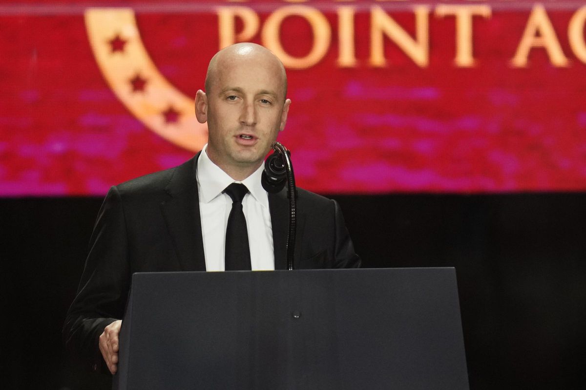 Le Cabinet Subruefe, Stephen Miller, s'exprime pendant le mémorial en l'honneur du militant conservateur Charlie Kirk, le dimanche 21 septembre 2025, au State Farm Stadium de Glendale, en Arizona.