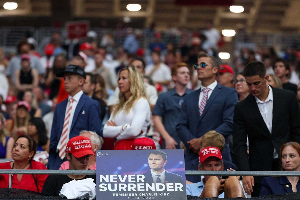 Les assistants se réunissent dans les tribunes avant le service commémoratif du militant politique Charlie Kirk au stade d'État, le 21 septembre 2025 à Glendale, en Arizona.