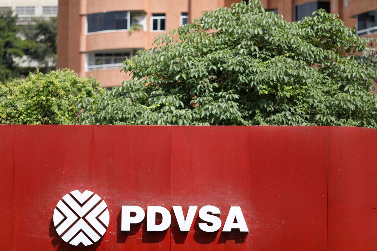 Photo de dossier: Le logo d'entreprise du PDVSA de l'huile d'État est vu dans une station-service à Caracas
