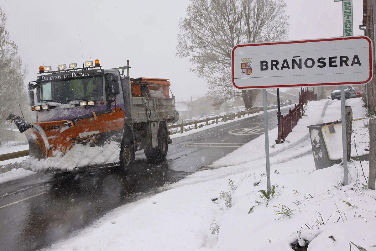 Une machine Quitanieves travaille sur la route de Brañosera, à côté de Barruelo de Santullán.