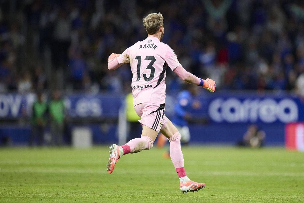 Aaron Escandell, le gardien d'Oviedo, célèbre le but de Queen en battant Joan Garcia.