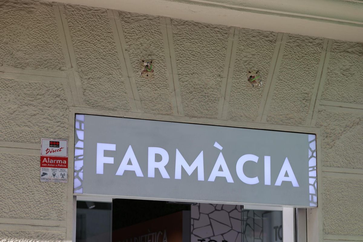 Une pharmacie sur l'avenue, forcée de retirer les lumières qui ont illuminé son entrée.