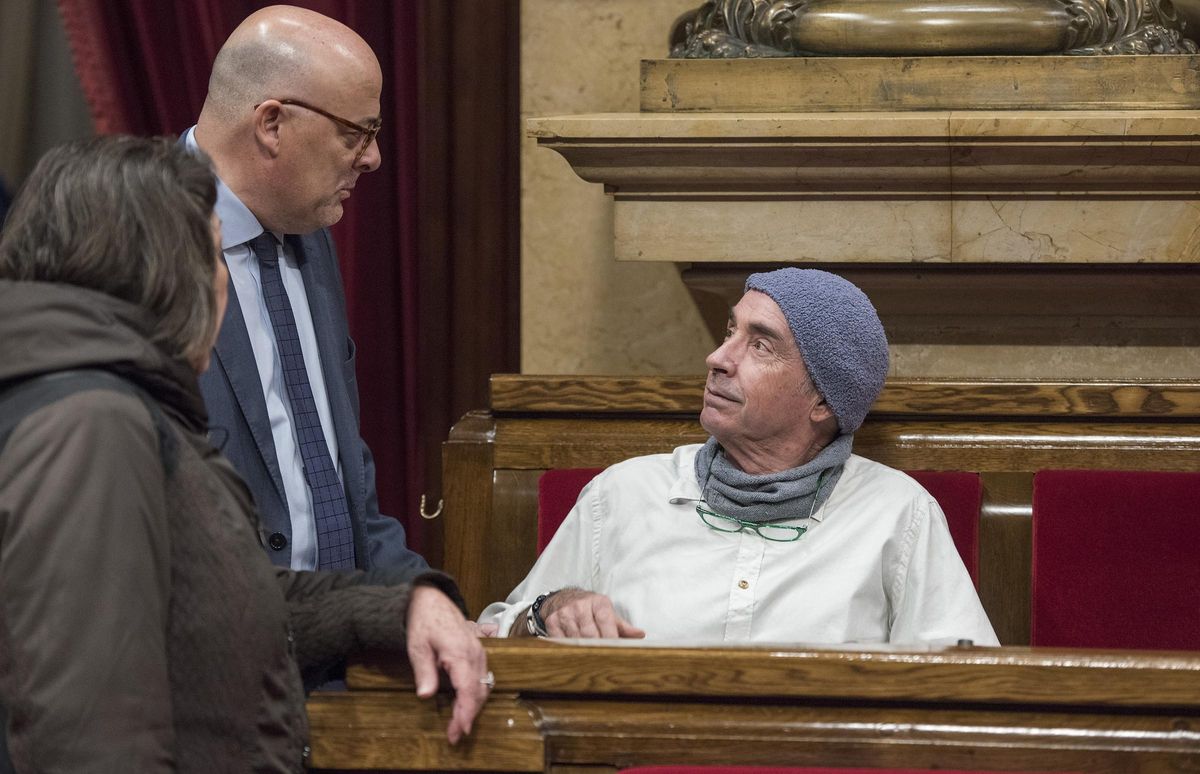 Lluís llach en son temps en tant que député de Jxsí avec les parlementaires Lluís Corominas et Gabriela Serra.